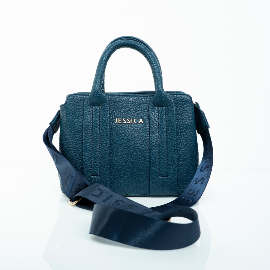 شنطة حريمي جلد إيطالي مستورد كحلي بتتشال هاند ومعاها دراع كروس ستان مقاس 18×25